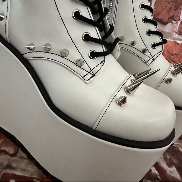 NIB Current Mood White radical riot spiked platform boots Sz 8 - Picture 2 of 9